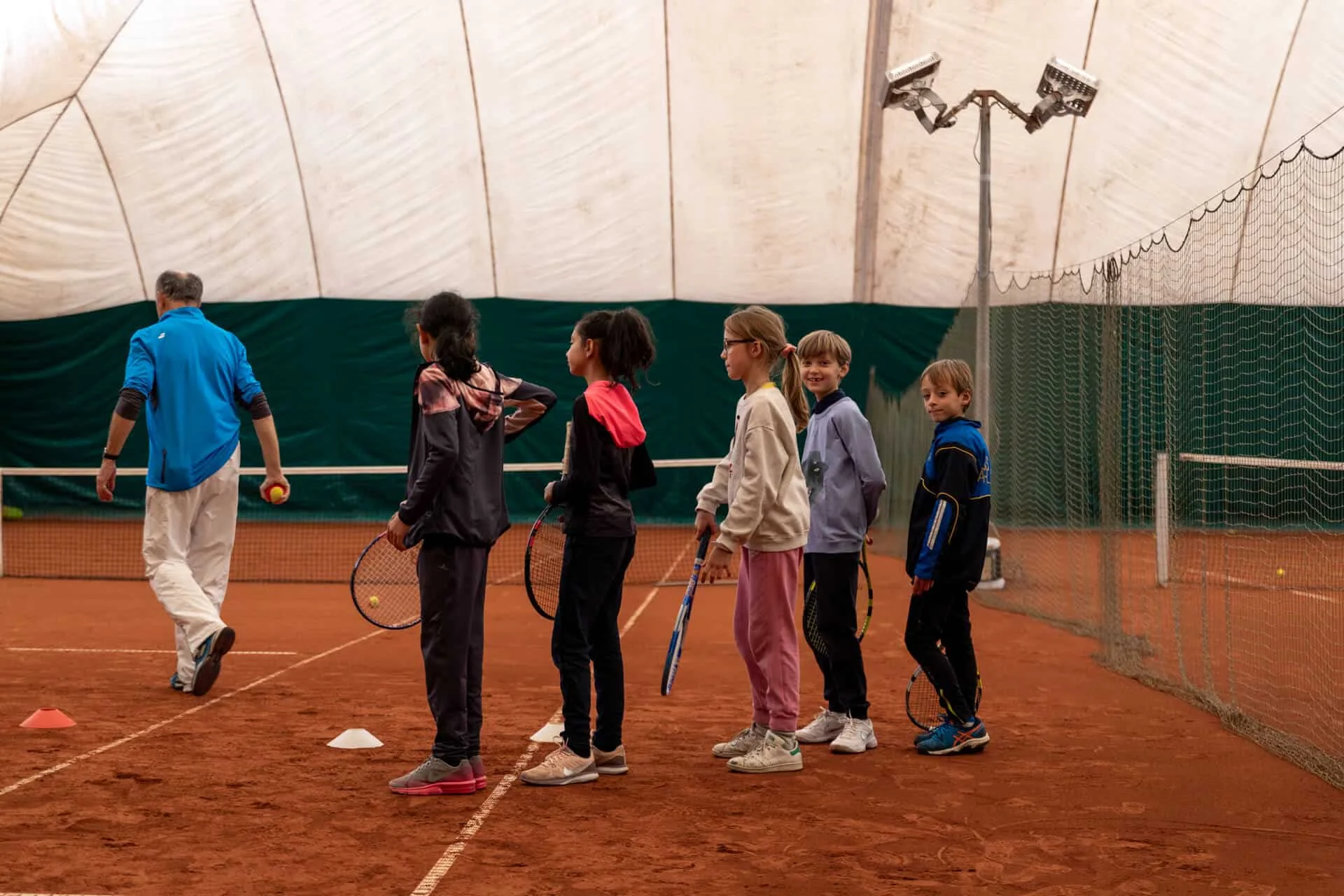 Enfants en stage de tennis sous la bulle terre battue