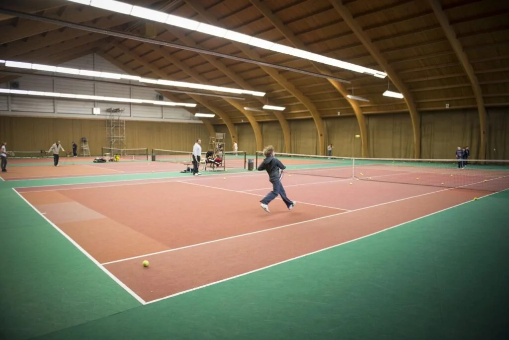 Cours de tennis dans le hall intérieur